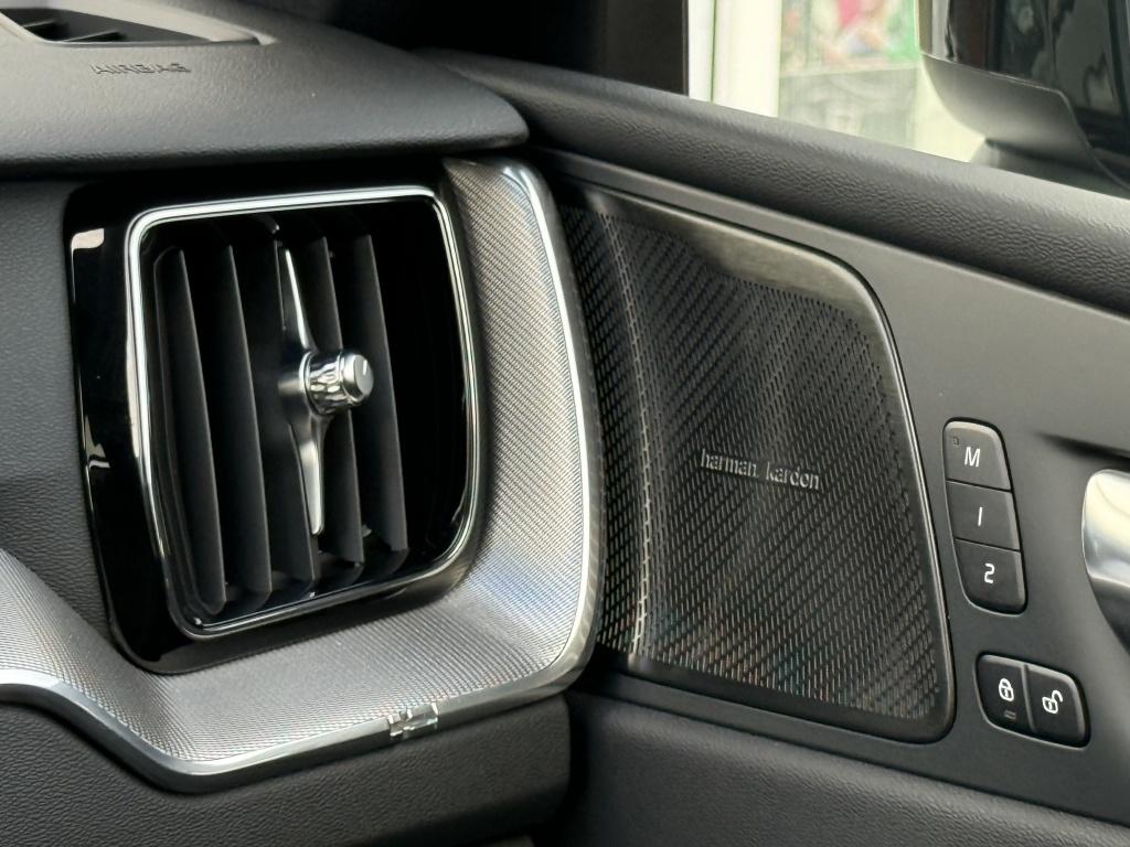 Volvo XC60 t6 398pk recharge dark black edition| panodak| luchtvering| trek