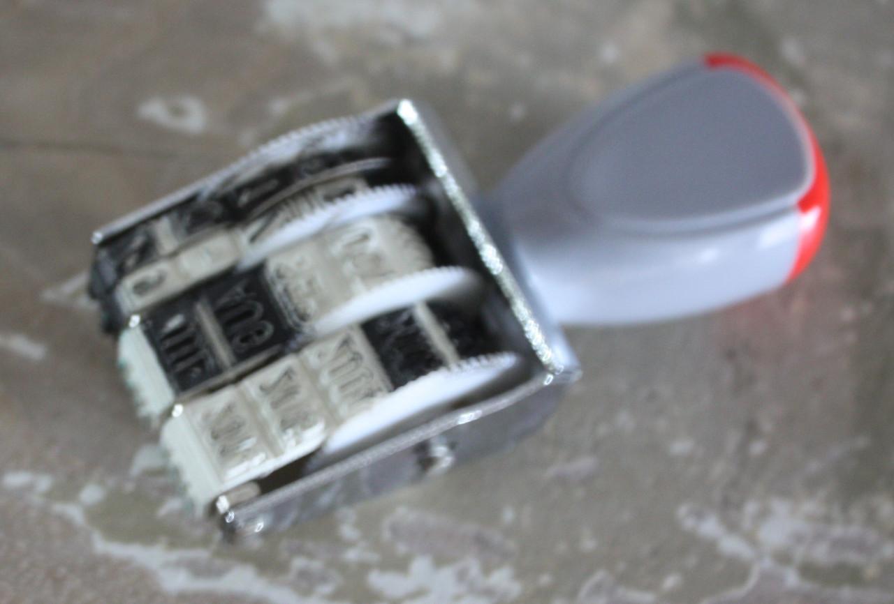 Stempel met letters en cijvers