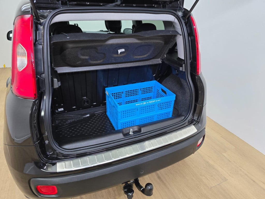 Fiat Panda occasion 1.2 popstar in zwart | sportieve look | trekhaak | twee