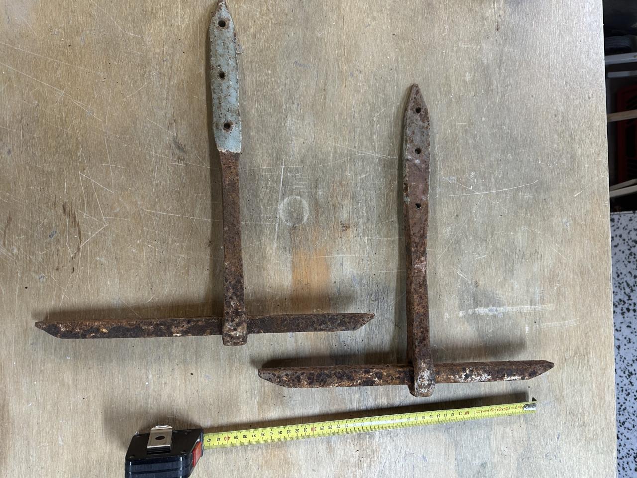 Antiek smeedijzer muuranker  3 stuks bedrag per stuk