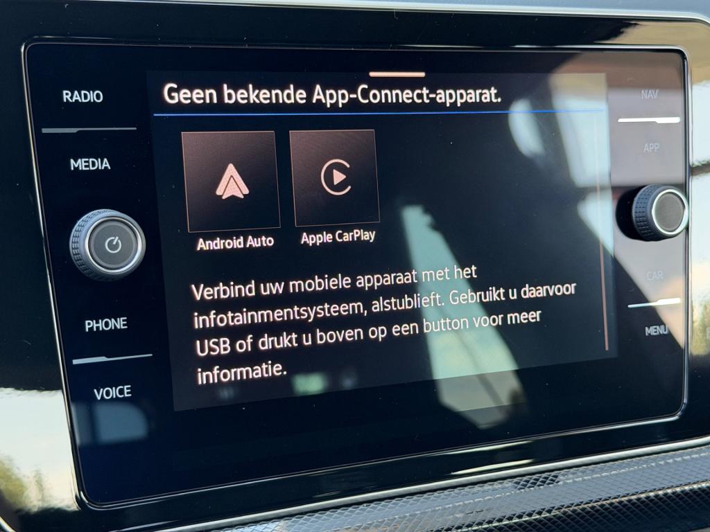 Volkswagen T-cross 1.5 tsi 150pk dsg r-line | camera | trekhaak | navi | iq