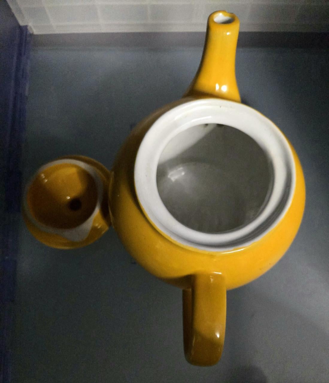 Mosterdgele keramieken 2-kops theepot . H13 Ø 14cm