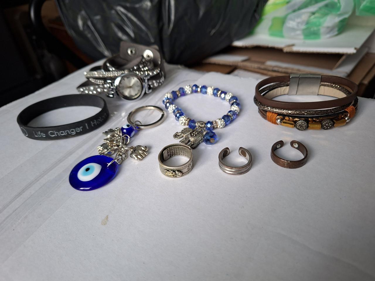 Opruiming armbanden ringen horloge etc