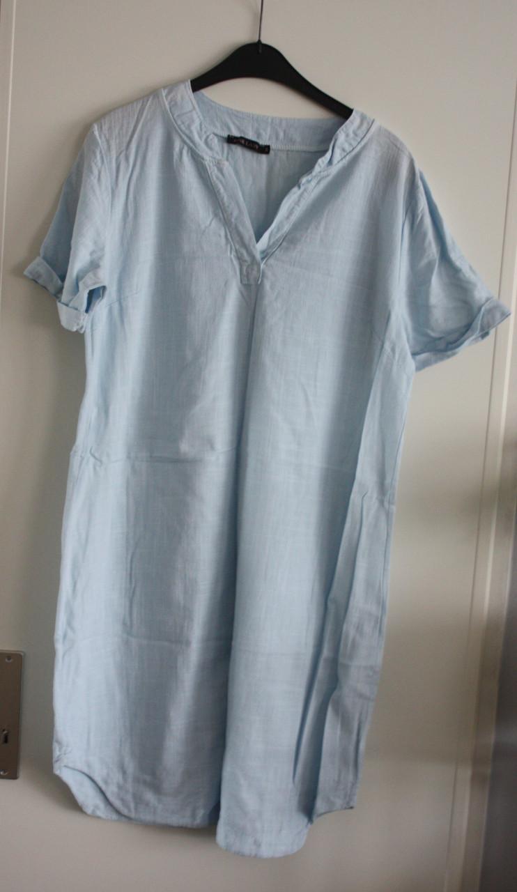 Licht blauwe jurk met vhals  maat m