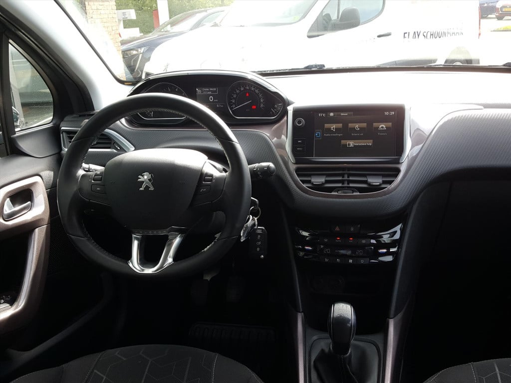 Peugeot 2008 style 1.2 puretech 82pk navigatie | trekhaak | cruise & climat