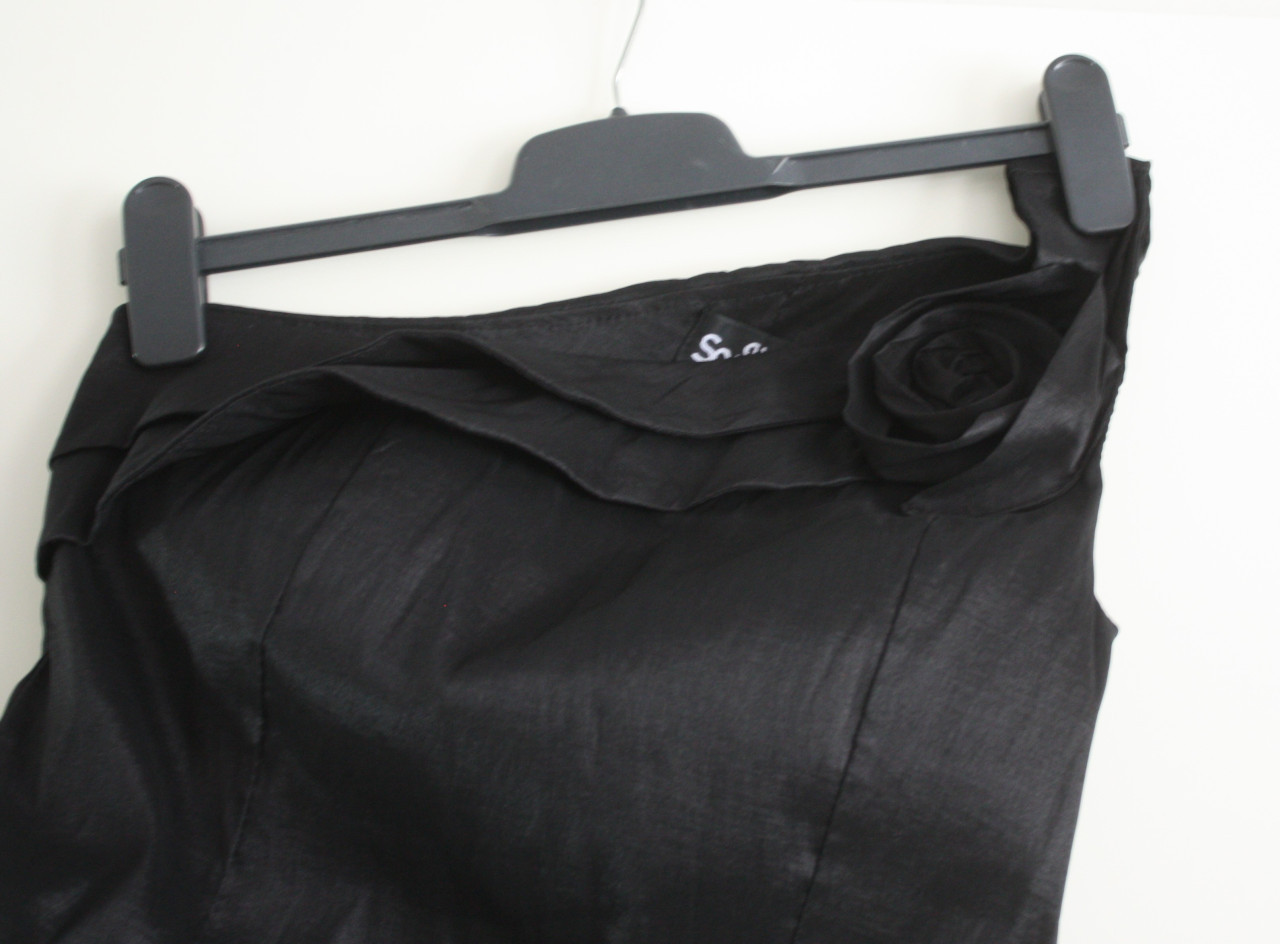 Zwarte jurk met roos  maat L