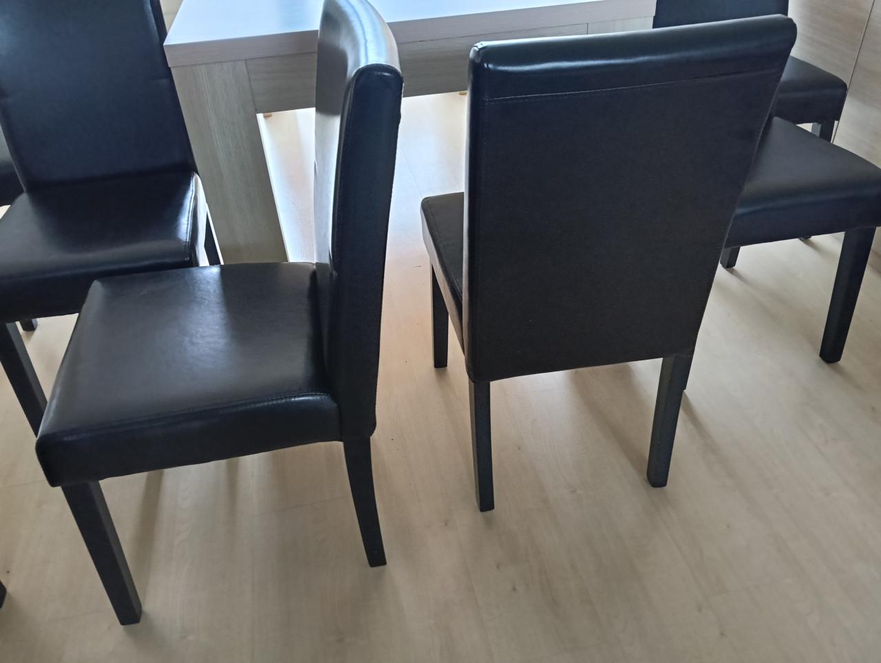 6 zwarte leren stoelen -1 jaar oud-
