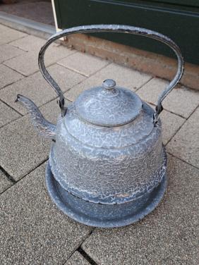 GRIJS GEWOLKTE KETEL MET ONDERBORD