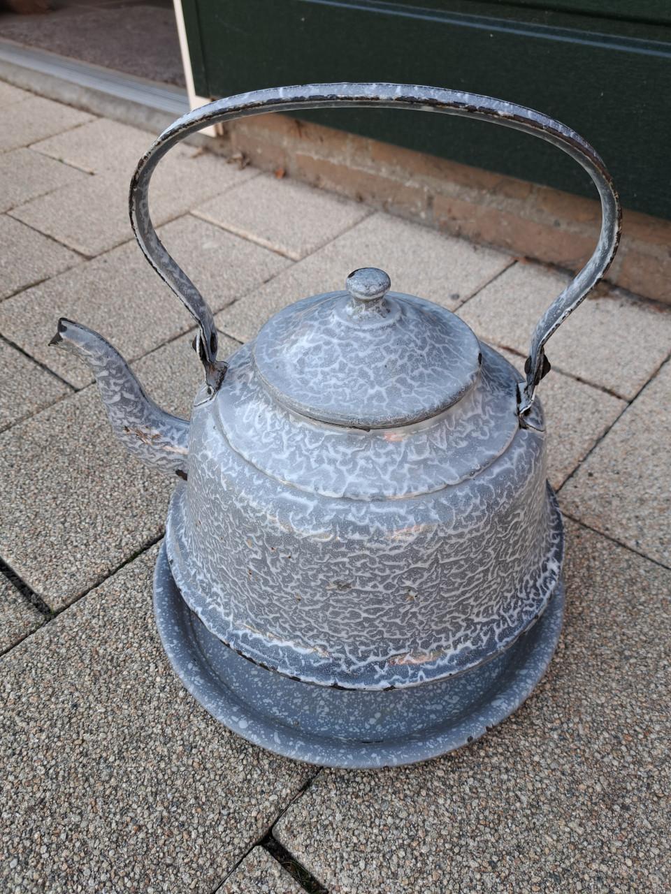 GRIJS GEWOLKTE KETEL MET ONDERBORD