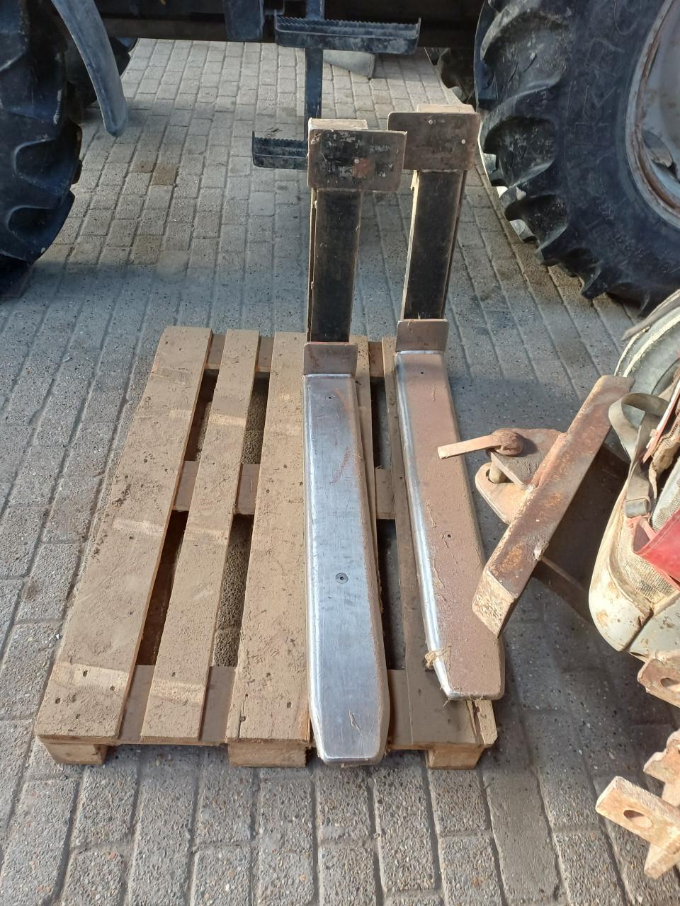 Lepels te koop voor een heftruk