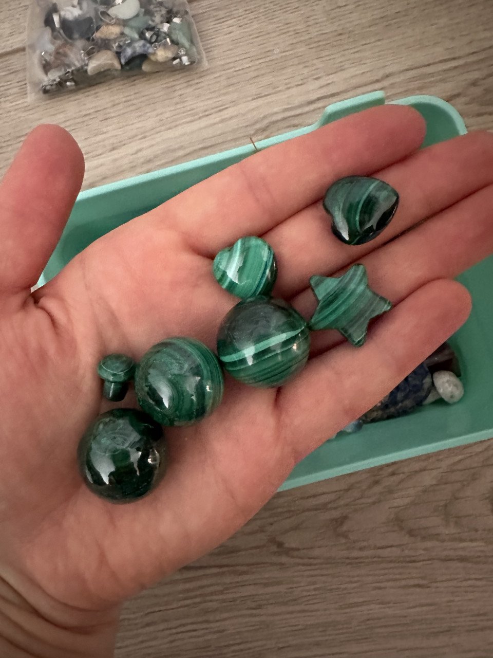 Kristallen - diverse edelstenen in een bakje