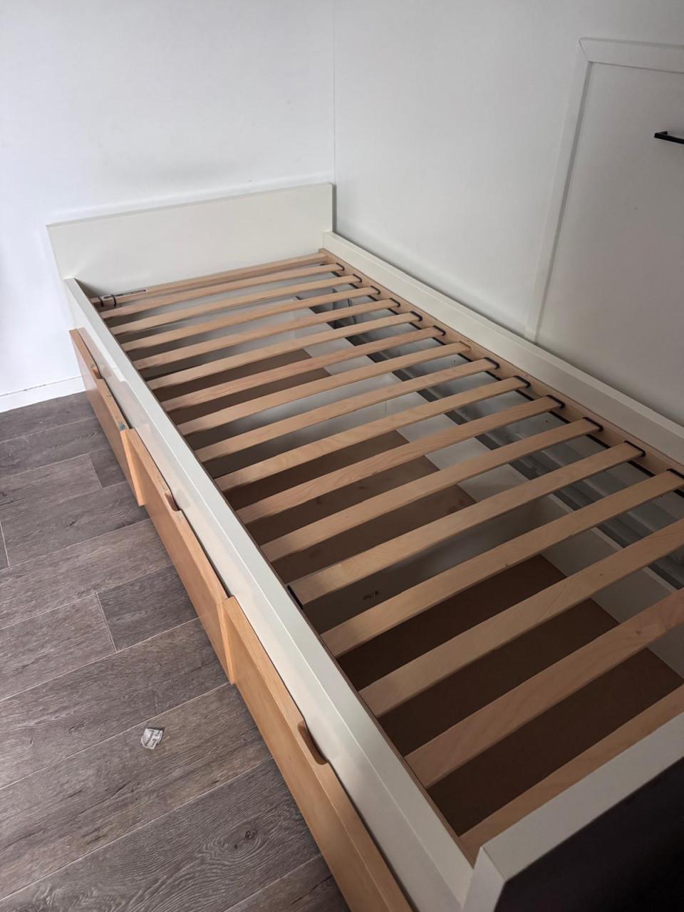 Ikea bed 90x200 inclusief bedlades en bedbodem