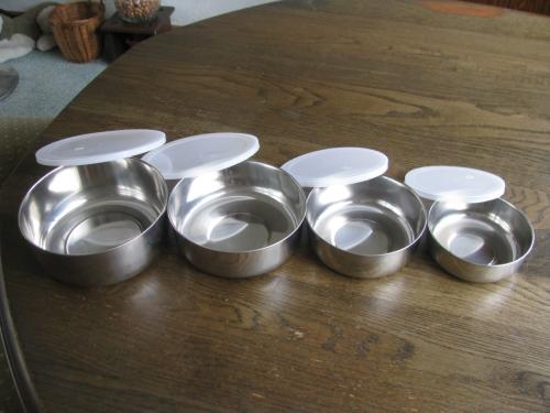 4 Zilverkleurige schaaltjes.