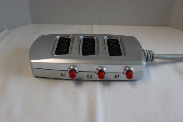 Scart verdeler. Voor drie stekkers +kabel lang: 150 cm. Merk: proficold sca