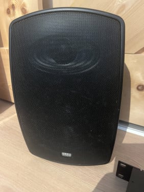 Geluidsset; 2 speakers, versterker en kabels