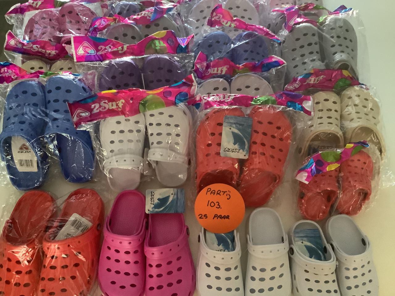 Partij plastic kinderklompen. ( partij 103)