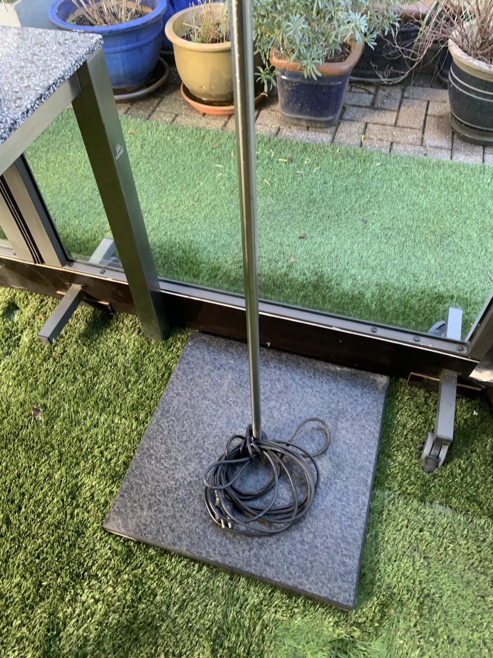 Prachtige lounge als nieuw topmerk jati kebon Mooie staanlamp krijg je er b