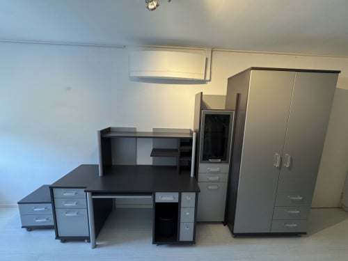 Tienerkamer meubels grijs te koop (Bureau, kledingkast, glazenkast, 2x kast