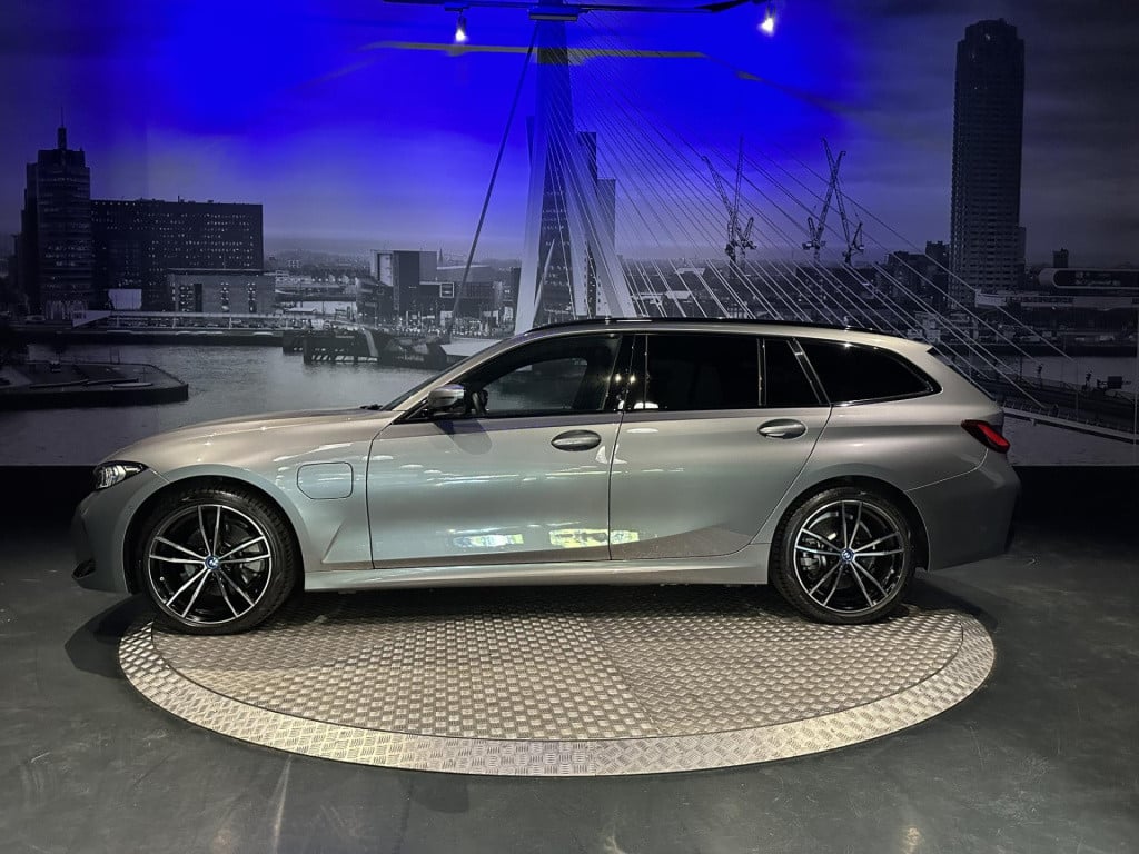 BMW 3-serie touring 330e xdrive *pano*360camera*sportstoelen*laser*
