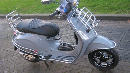 TE KOOP VESPA SPRINT COSTUM MET 850 OP DE TELLER