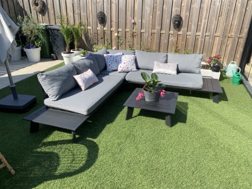 Loungeset zwart aluminium, met grijze kussens en tafel.