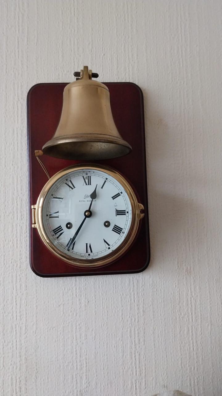 Antieke koperen klok