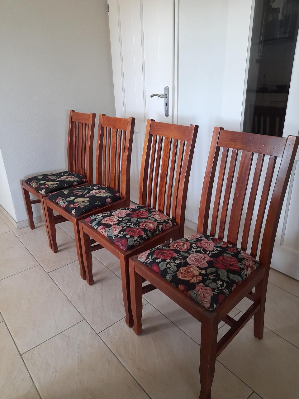 4 Mooie stevige  stoelen (in goede nette staat )