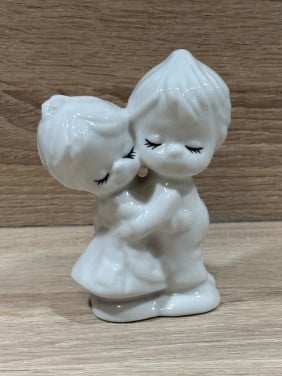 Schattig wit beeldje van een knuffelend stelletje