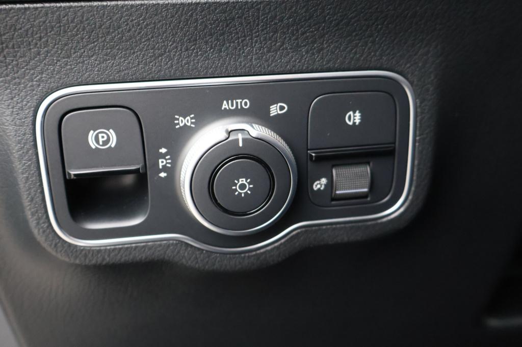 Mercedes-Benz Gla-klasse 180 amg line i 2025 i panorama dak i manufaktur al