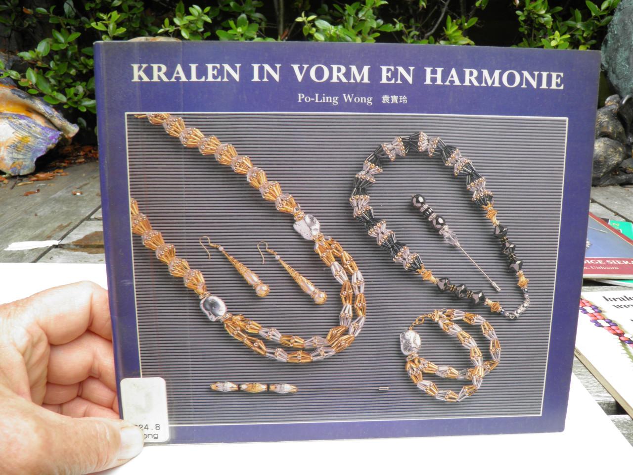 Diverse boekjes over sieraden maken, e. a.
