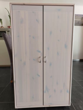 Te koop, kledingkast