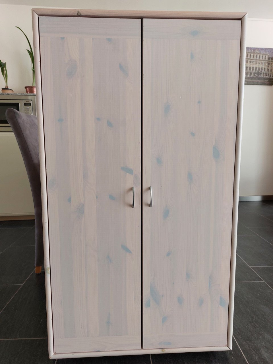 Te koop, kledingkast