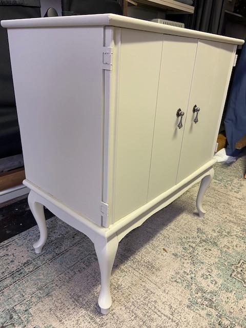 Apart kastje met dubbel scharnierende deuren