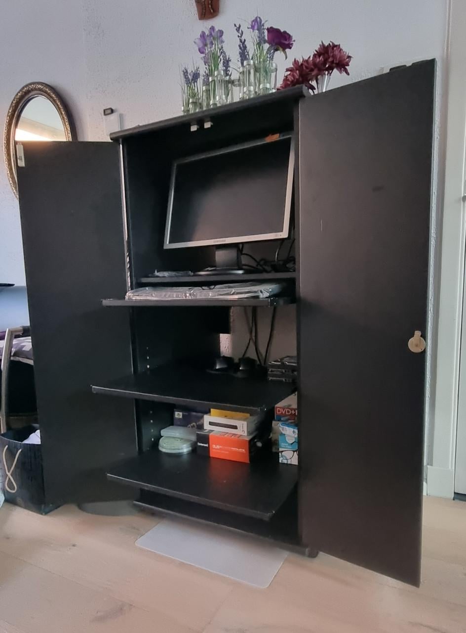 Computerkast zwart op wielen