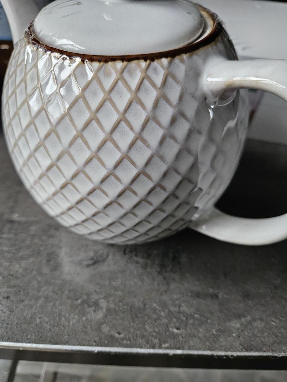 Nieuwe theepot en witte bamboe theedoos in een koop...