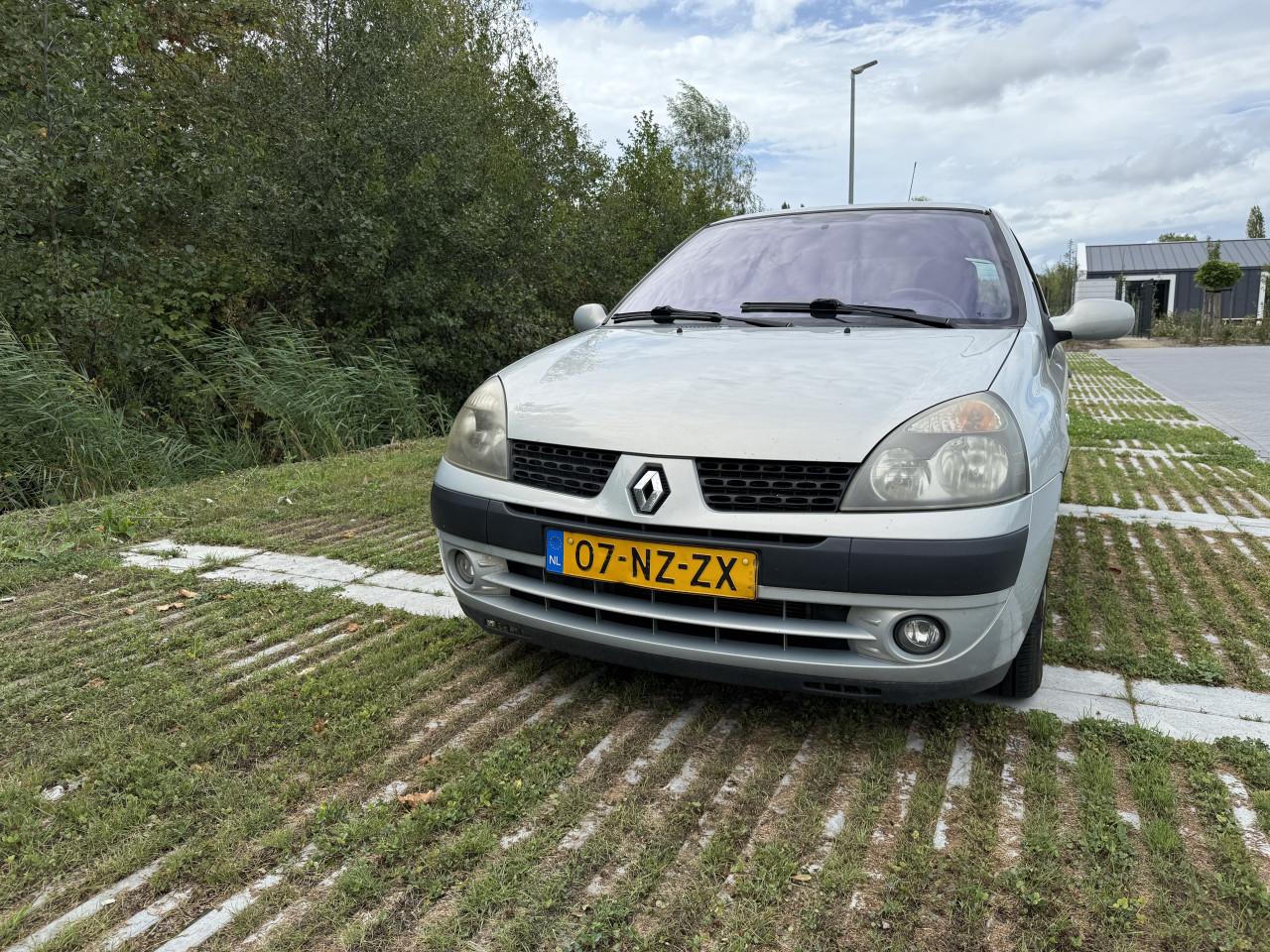 Grijze Renault Clio 1.6 (2004) – 185.000 km – NIEUWE APK (Aug 2027) – Trekh