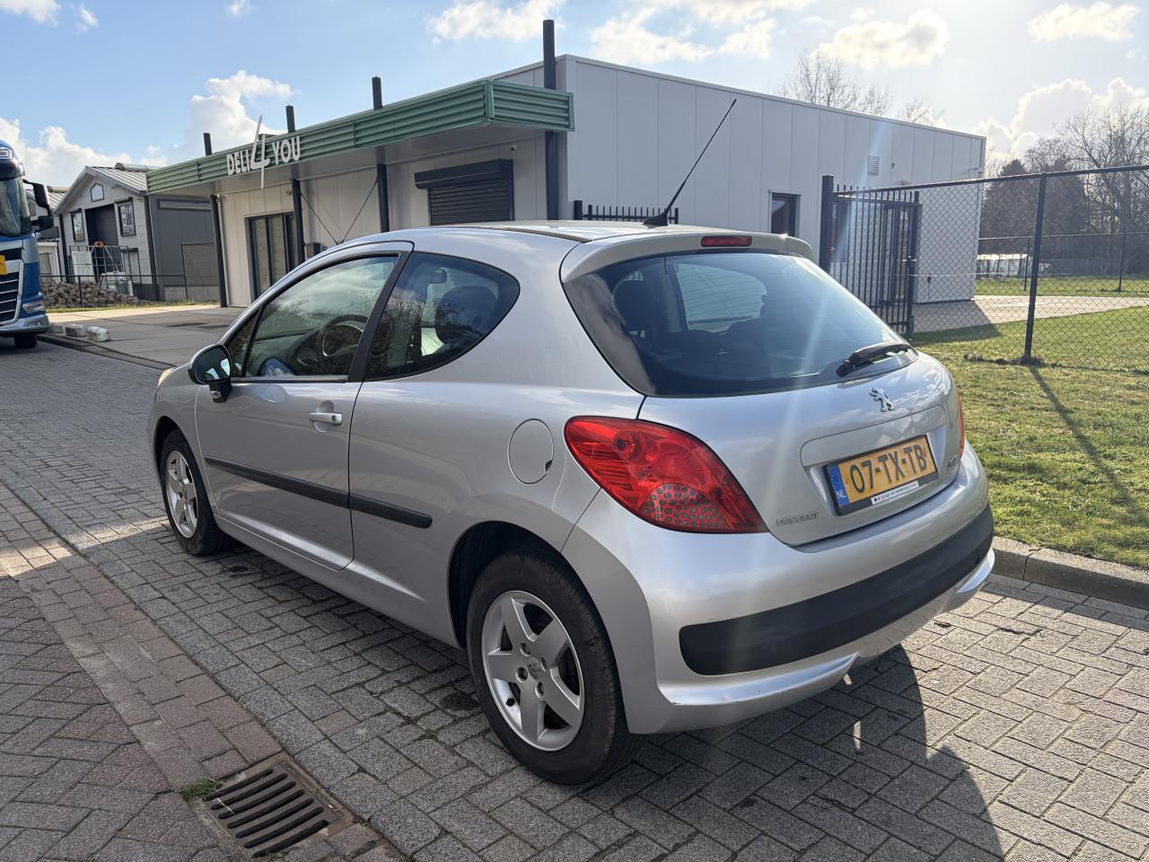 Peugeot 207 1.4-16V Color-line AIRCO NAP LOGISCH 134DKM