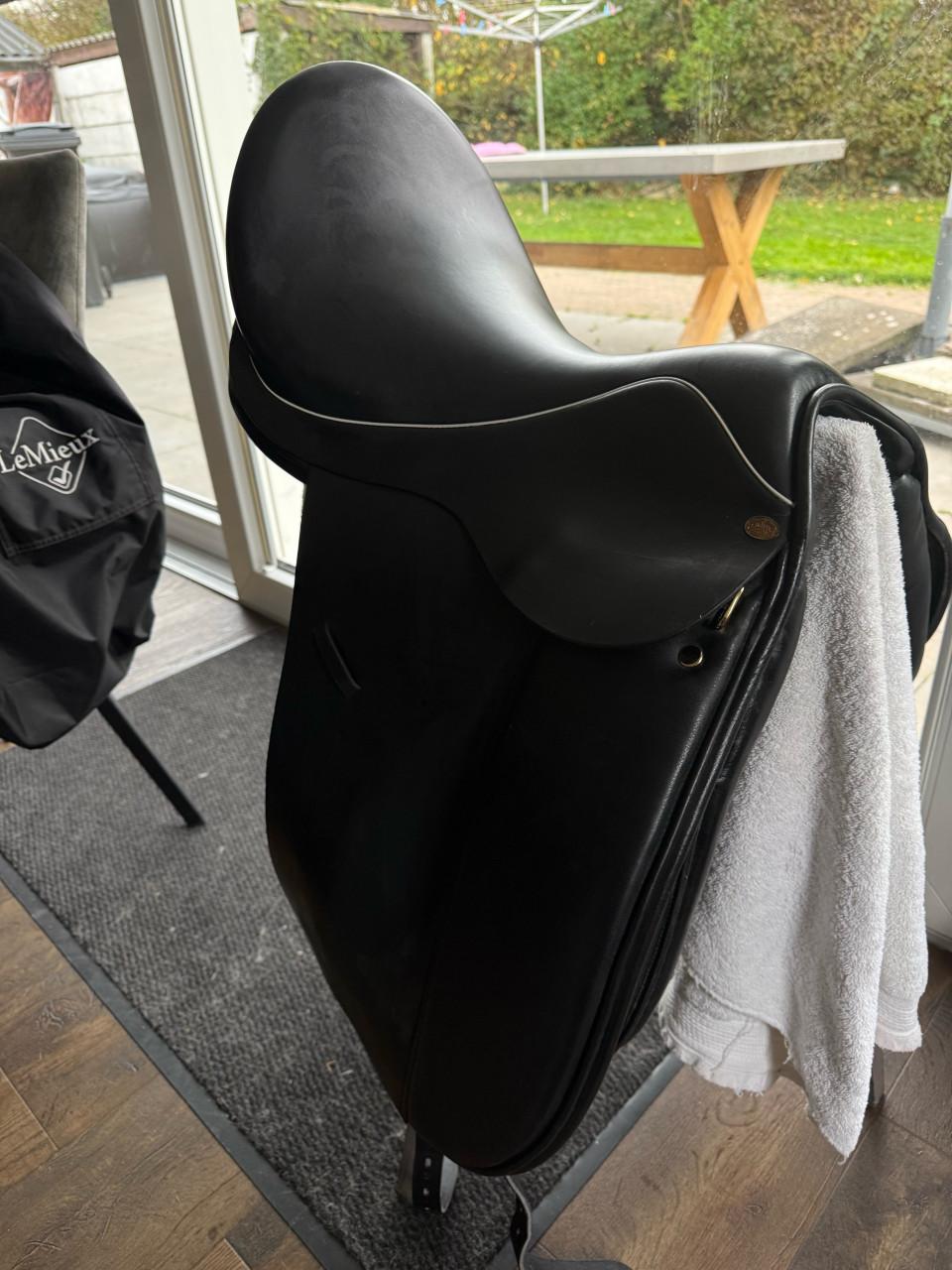 Ideal crown dressuurzadel