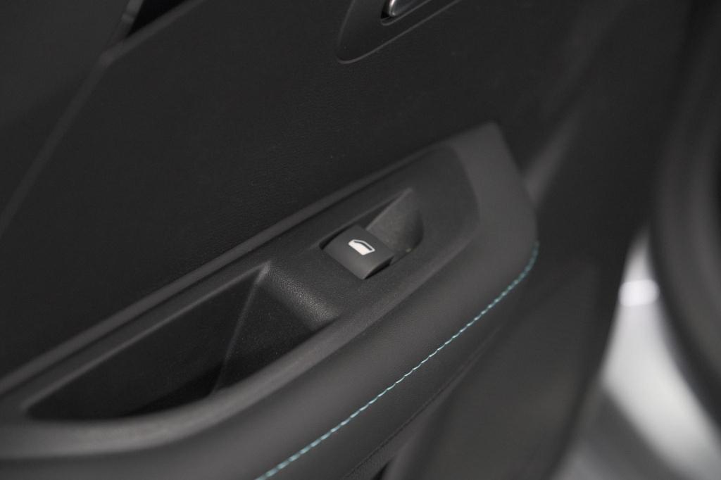 Peugeot 208 puretech 100 eat8 allure pack | camera | navigatie | apple carp