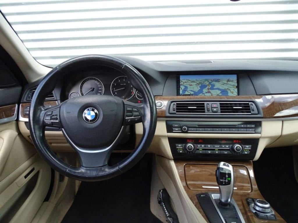 BMW 5 Serie 523i high executive pano | comfortstoelen | stoelverwarming!