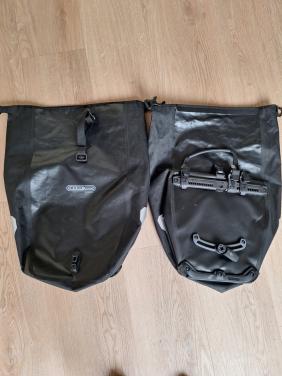 Set Ortlieb fietstassen met draagriemen en slot.