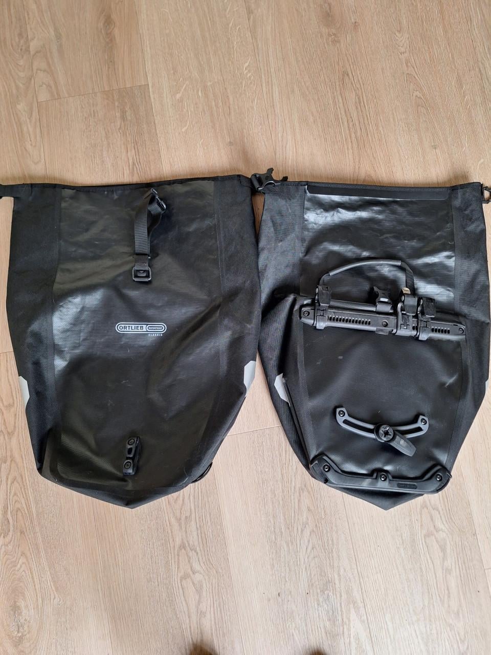 Set Ortlieb fietstassen met draagriemen en slot.
