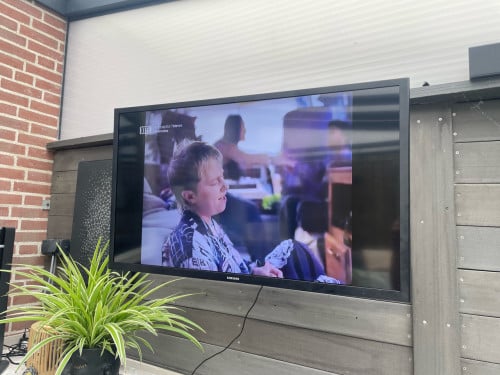 Samsing 5 serie smart tv met een wandbeugel van Vogel