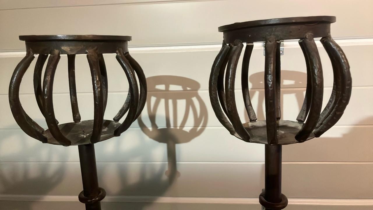 Twee authentieke kaarsen standaards