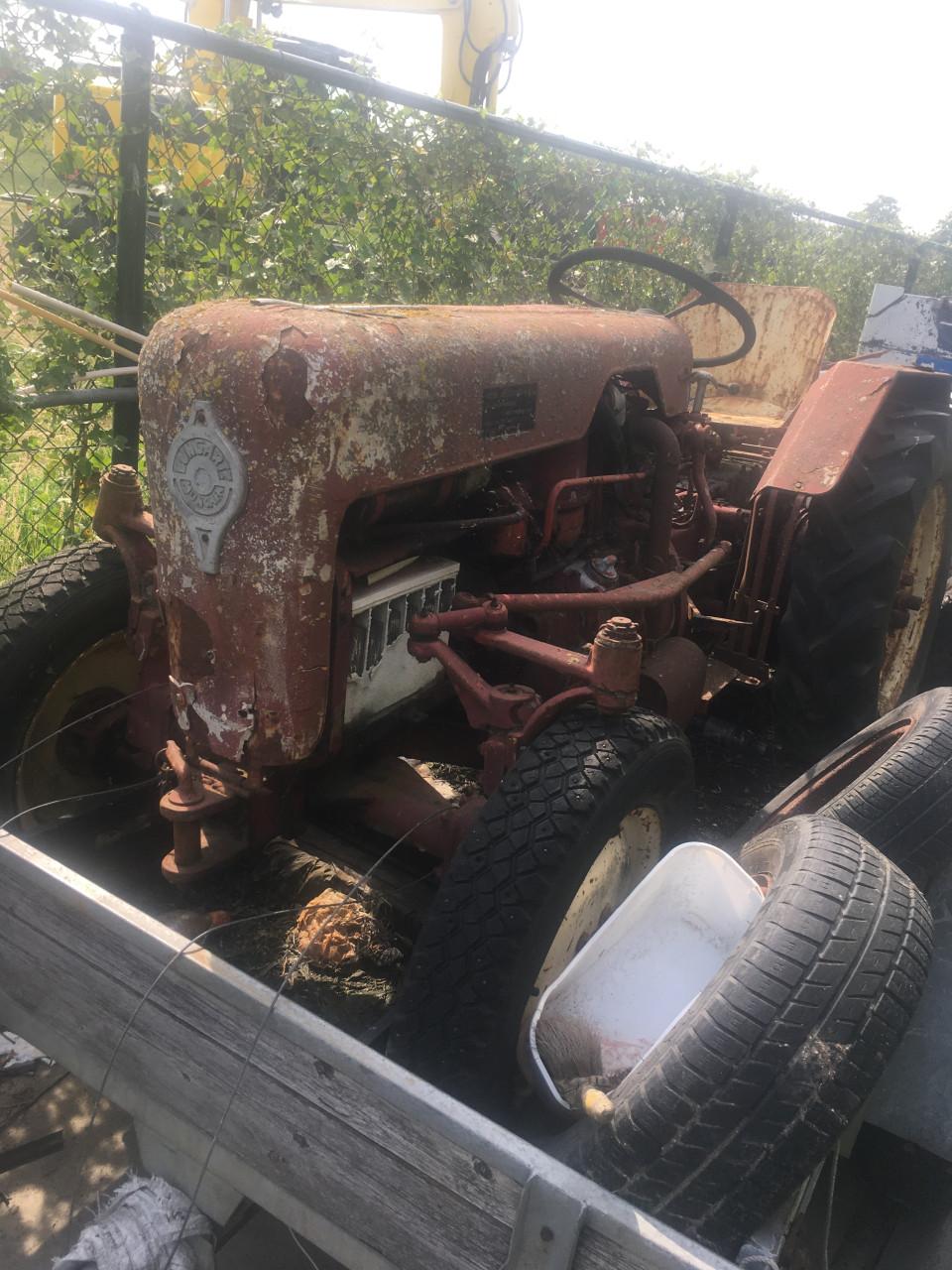 Klein trekkertje bungartz opknapper  rijdend weggezet