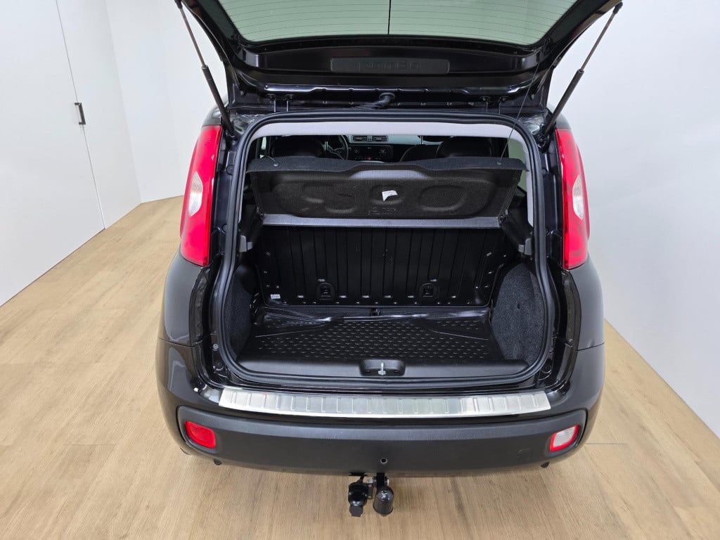 Fiat Panda occasion 1.2 popstar in zwart | sportieve look | trekhaak | twee