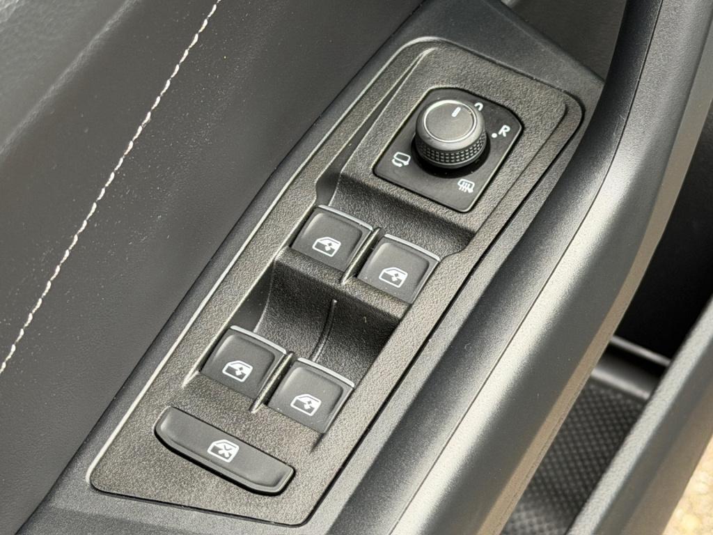 Volkswagen T-roc 1.5 tsi 150pk dsg style | trekhaak | navi | iq light | ada