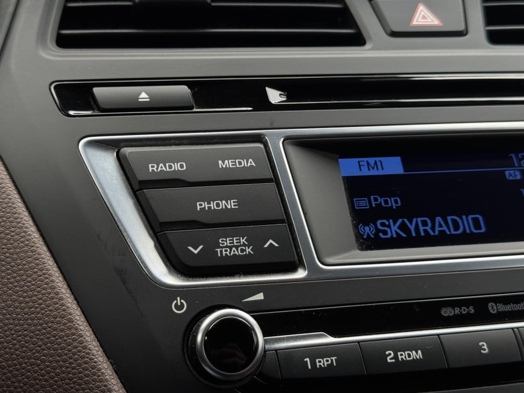 Hyundai I 20 1.2 hp i-motion premium | panoramadak | cruise & climate contr