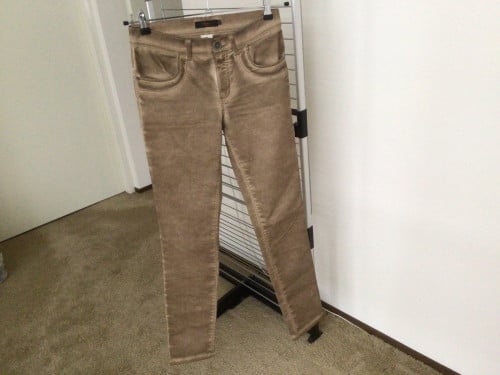 Een kaki kleurige broek, maat 34