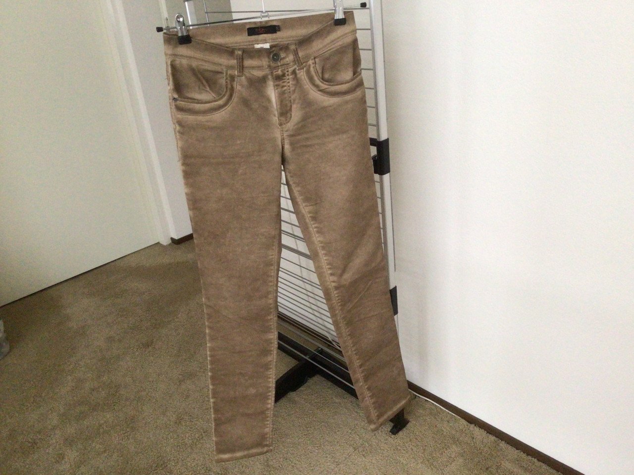 Een kaki kleurige broek, maat 34